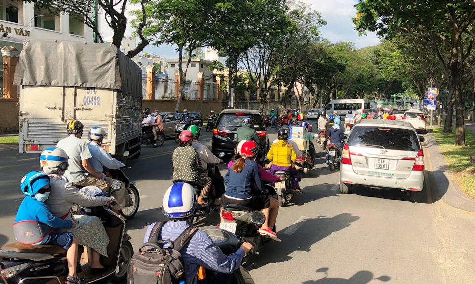 Cấm đường phục vụ giải Marathon quốc tế, giao thông trung tâm Sài Gòn hỗn loạn - 3
Hàng loạt phương tiện đi đến gần cuối đường Lê Duẩn mới phát hiện đường bị cấm.