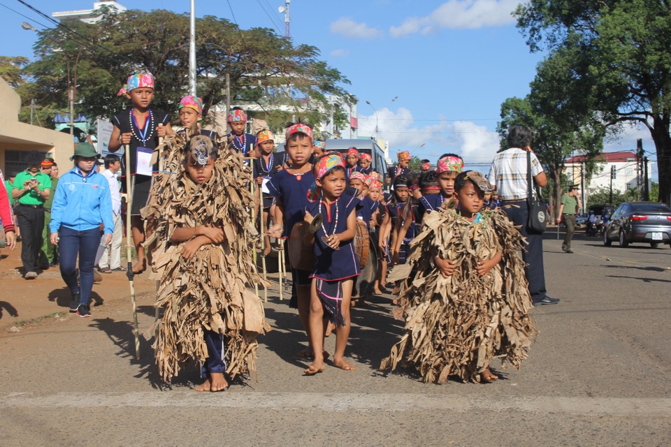 Lễ hội đường phố Festival văn hóa Cồng Chiêng Tây Nguyên: Không gian văn hóa hội tụ - 1 Lễ hội đường phố có đến hơn 26 đoàn nghệ nhân thuộc 04 tỉnh Đắk Lắk, Đắk Nông, Kon Tum, Lâm Đồng và 17 huyện, thị xã, thành phố thuộc tỉnh Gia Lai tham dự