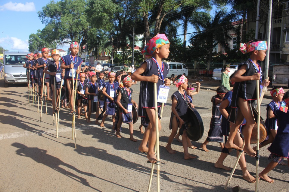 Lễ hội đường phố Festival văn hóa Cồng Chiêng Tây Nguyên: Không gian văn hóa hội tụ - 7 Thông qua lễ hội còn là sự tiếp nối và truyền lại cho con cháu đời sau để Cồng chiêng không bị mai một