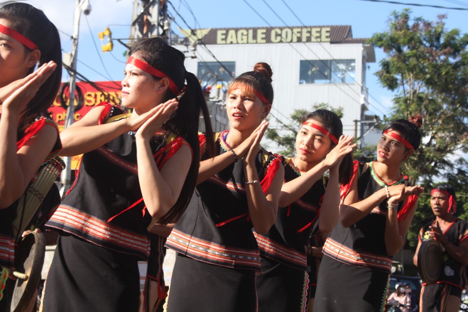 Lễ hội đường phố Festival văn hóa Cồng Chiêng Tây Nguyên: Không gian văn hóa hội tụ - 2 Mỗi dân tộc trên địa bàn Tây Nguyên đã mang đến lễ hội những đặc trưng văn hóa đậm nét của dân tộc mình