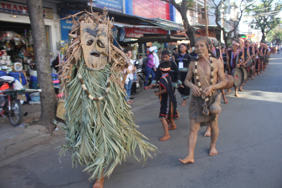 Lễ hội đường phố Festival văn hóa Cồng Chiêng Tây Nguyên: Không gian văn hóa hội tụ - 5 Tuy trải qua thời gian với sự hòa trộn văn hóa, nhưng các đồng bào dân tộc Tây Nguyên vẫn luôn gìn giữ và phát huy những tinh hoa văn hóa của dân tộc mình