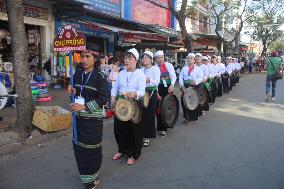Lễ hội đường phố Festival văn hóa Cồng Chiêng Tây Nguyên: Không gian văn hóa hội tụ - 3 Các dân tộc phía Bắc đã vào vùng Tây Nguyên sinh sống mang theo nhưng vẫn lưu giữ bản sắc dân tộc mình