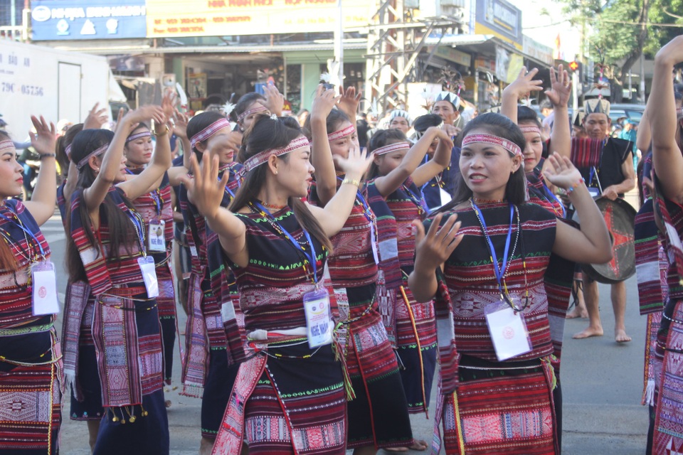 Lễ hội đường phố Festival văn hóa Cồng Chiêng Tây Nguyên: Không gian văn hóa hội tụ - 6
Những cô gái Banar tham gia trong ngày vui lễ hội Festival Văn hóa Cồng chiêng Tây Nguyên 2018