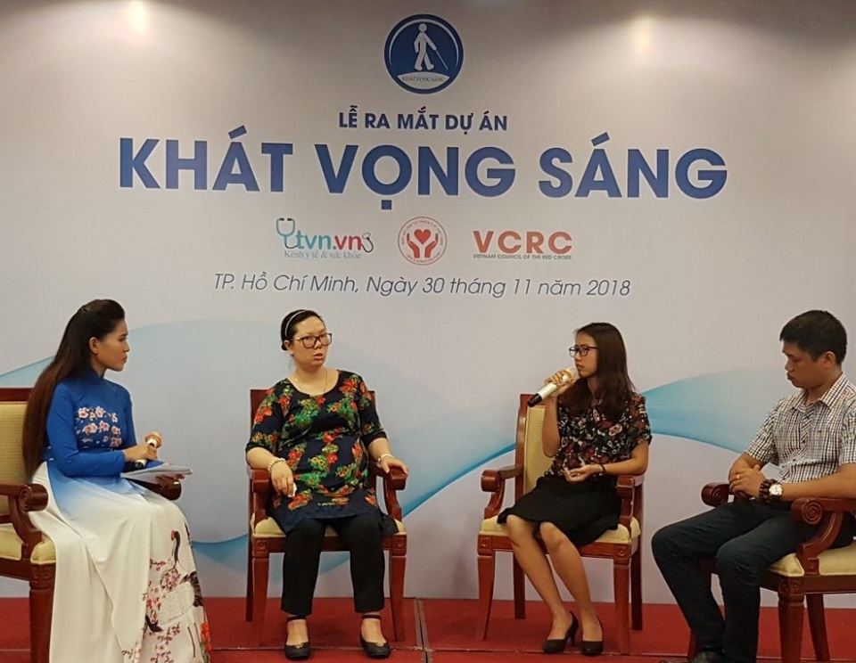 Hãy nhắm mắt và mở lòng - 2 Ông Nguyễn Hữu Hoàng, chị Nguyễn Trần Thùy Dương và chị Lê Dương Thể Hạnh chia sẻ tại lễ ra mắt dự án Khát vọng sáng
