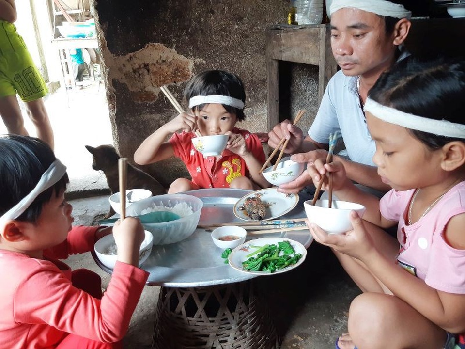 Mẹ mất đột ngột, bố lâm bệnh nặng, 4 đứa trẻ mịt mờ tương lai - 5 Bữa cơm của gia đình chỉ có cơm trắng với ít rau chan chứa đầy nước mắt.