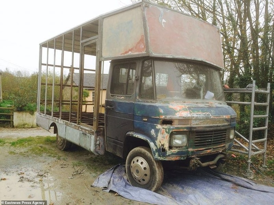 
Chiếc xe chở ngựa khi Guy vừa mới mua.
