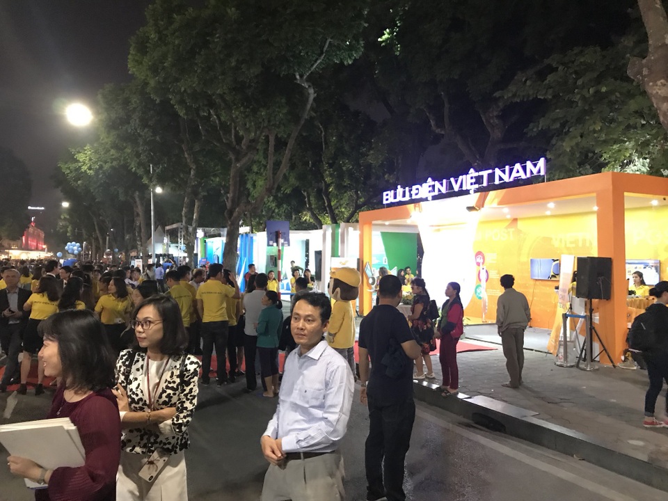 Online Friday: Cơ hội mua hàng 0 đồng ngay tại hồ Gươm - 1 Sự kiện đang diễn ra ở phố đi bộ hồ Gươm