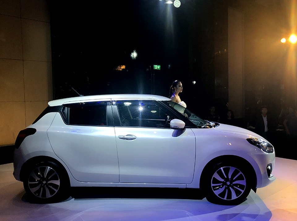 Suzuki Swift trở lại Việt Nam, giá từ 499 triệu đồng - 4
Suzuki Swift mới thấp và ngắn hơn so với thế hệ thứ 2 xuất hiện năm 2017 tại Việt Nam