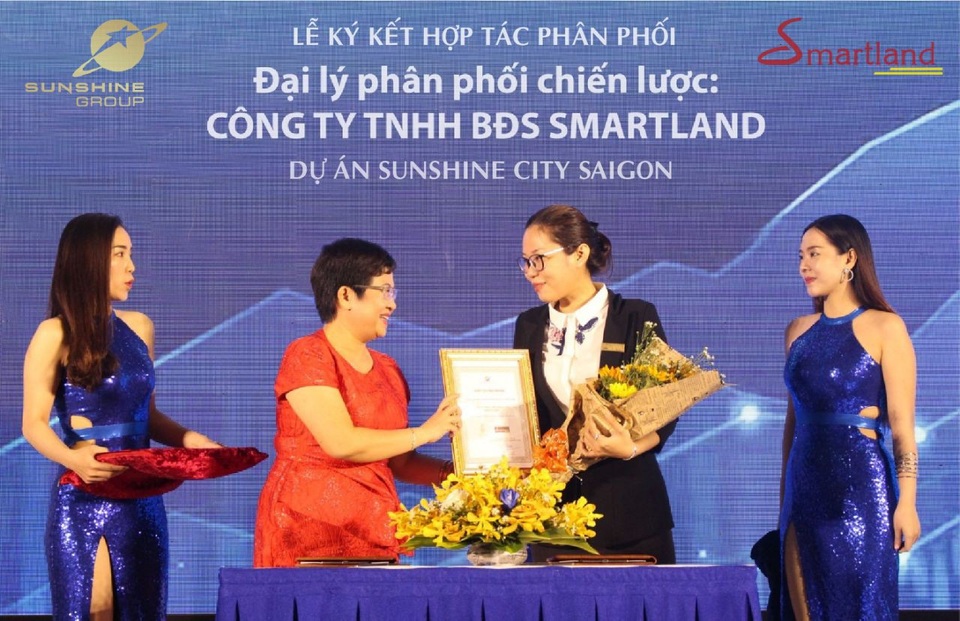 Smartland chính thức phân phối dự án căn hộ cao cấp Sunshine City Sài Gòn - 1 Tại buổi lễ, bà Trần Thị Thanh Nhàn – Đại Tập đoàn Sunshine Group cùng với bà Hoàng Ngọc Phú Châu - Giám đốc dự án của Công ty TNHH Bất động sản Smartland đã chính thức ký kết hợp tác phân phối chính thức dự án căn hộ cao cấp Sunshine City Sài Gòn.