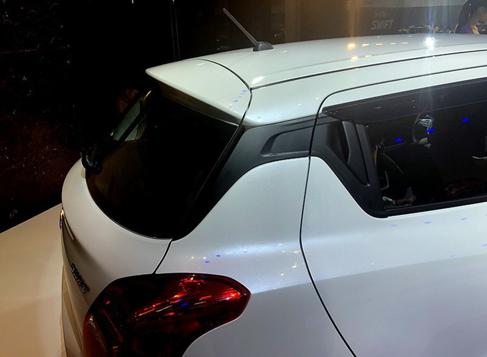 Suzuki Swift trở lại Việt Nam, giá từ 499 triệu đồng - 5
Tay nắm cửa sau của Swift thế hệ mới cũng có vị trí mới