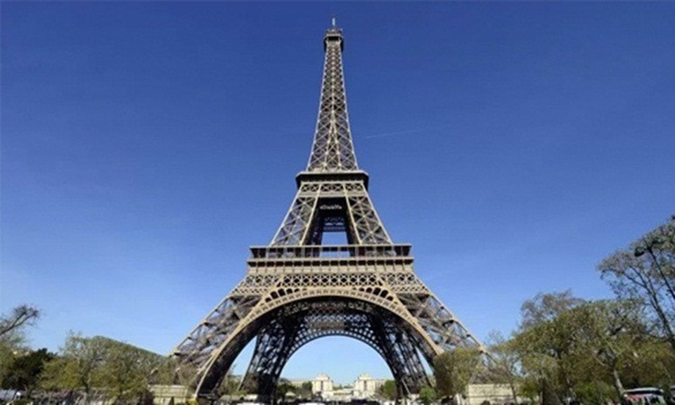 Đại gia bí ẩn chi 4,4 tỷ mua... một đoạn cầu thang cũ - 2 Tháp Eiffel là công trình được nhiều du khách tới tham quan khi đến Paris (Pháp).
