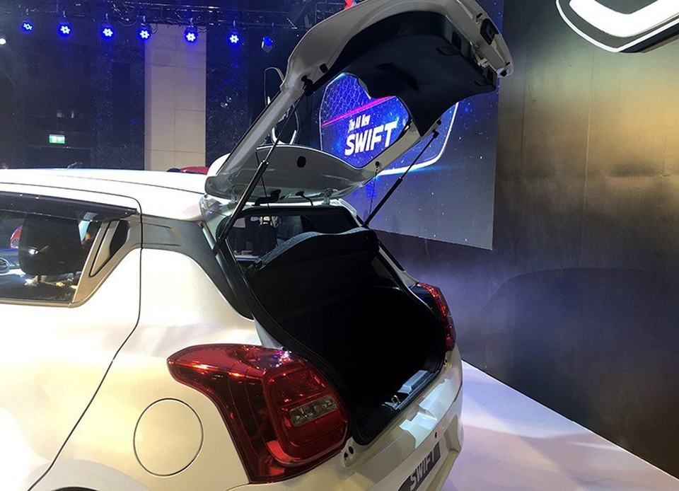 Suzuki Swift trở lại Việt Nam, giá từ 499 triệu đồng - 7
Sử dụng thiết kế gập 40/60 ở hàng ghế sau, khoang hành lí của Swift thế hệ mới có thể tăng từ 242 lít lên tối đa 918 lít