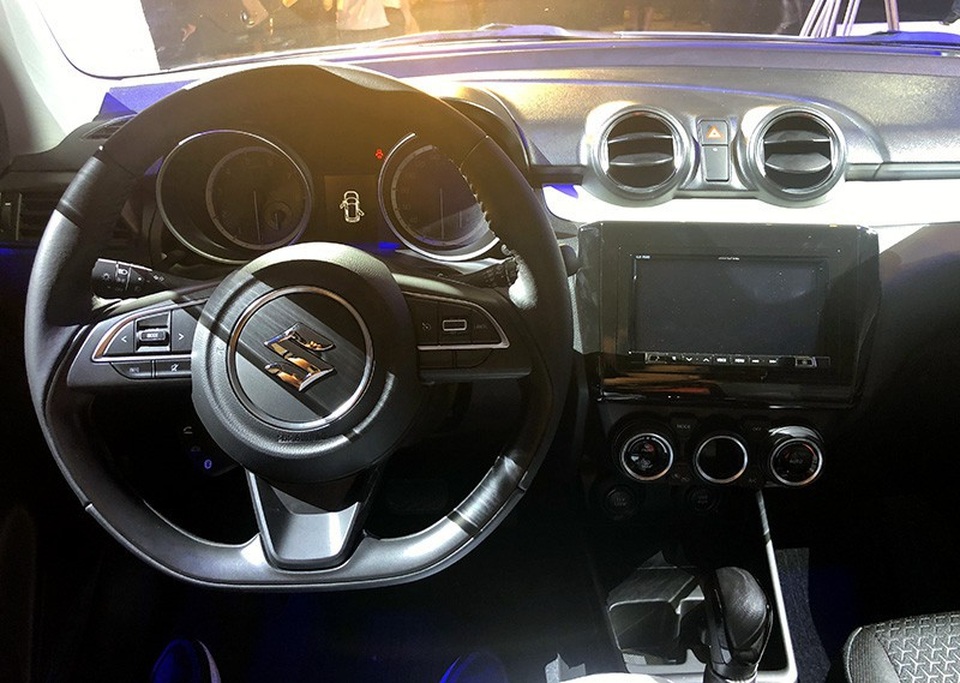 Suzuki Swift trở lại Việt Nam, giá từ 499 triệu đồng - 8
Bố trí khoang lái và bảng điều khiển của Suzuki Swift mới