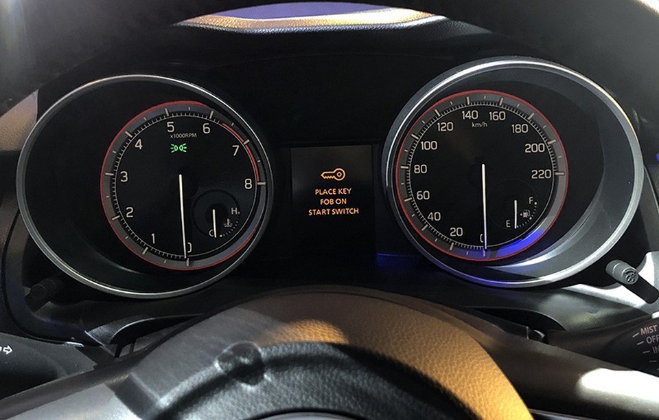 Suzuki Swift trở lại Việt Nam, giá từ 499 triệu đồng - 9
Cụm đồng hồ dạng kim truyền thống