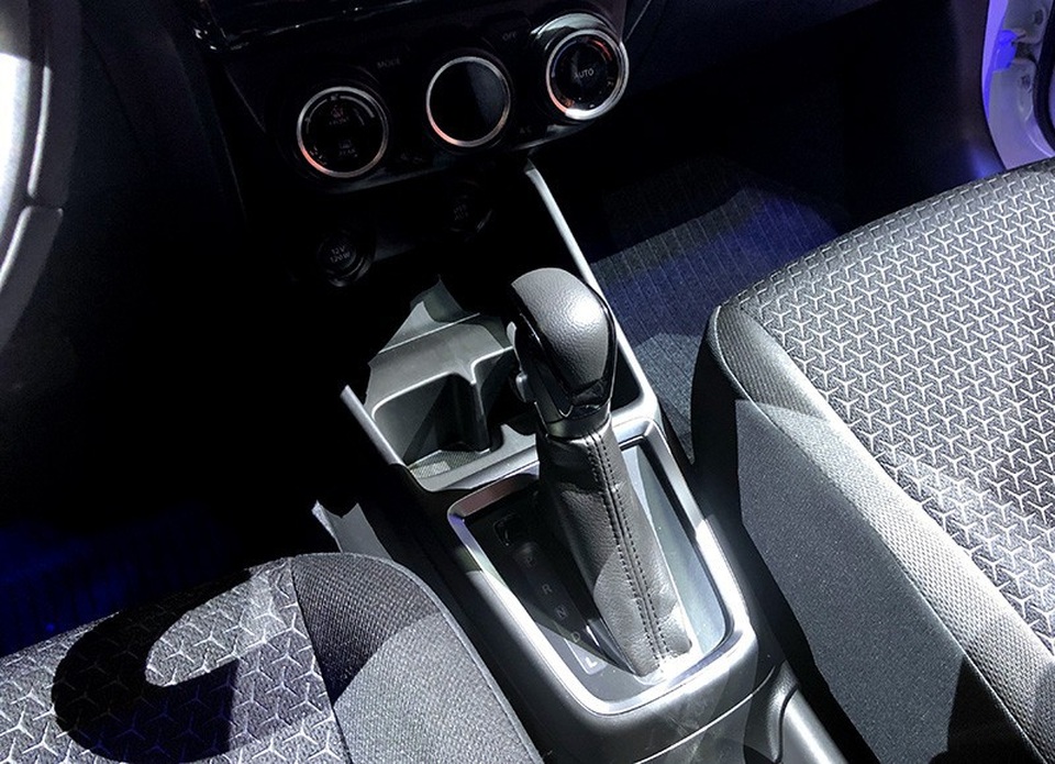 Suzuki Swift trở lại Việt Nam, giá từ 499 triệu đồng - 10
Hộp số tự động vô cấp CVT với chế độ S nằm bên hông cần số