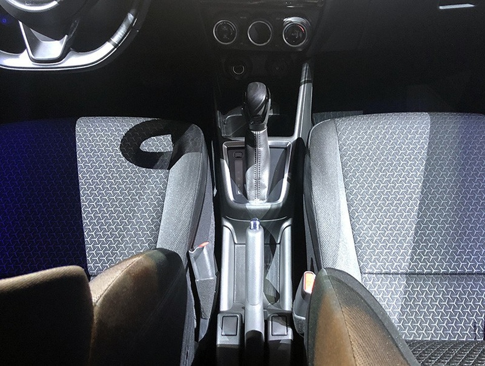 Suzuki Swift trở lại Việt Nam, giá từ 499 triệu đồng - 11
Bệ tì tay hàng ghế trước không phải trang bị tiêu chuẩn của Suzuki Swift là là tùy chọn phải trả thêm tiền.
