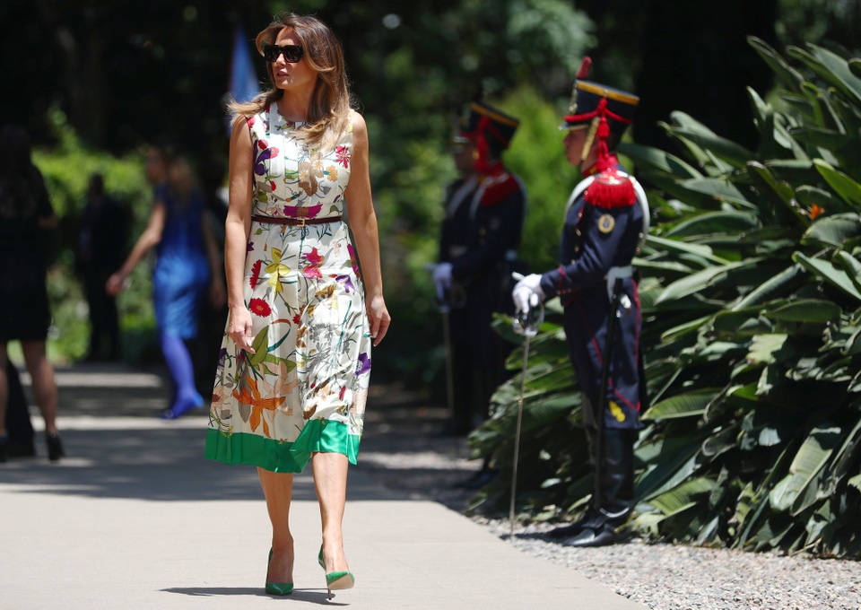 Bà Melania Trump nổi bật tại hội nghị G20 với váy hàng hiệu giá gần 5.000 USD - 1
Bà Melania chọn chiếc váy họa tiết hoa cỏ với đường viền màu xanh (Ảnh: Reuters)