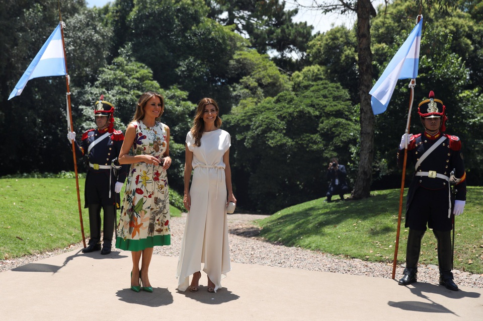 Bà Melania Trump nổi bật tại hội nghị G20 với váy hàng hiệu giá gần 5.000 USD - 6 Bà Melania Trump chụp cùng Đệ nhất Phu nhân Argentina Juliana Awada (Ảnh: Reuters)