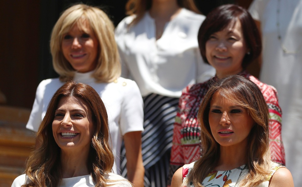 Bà Melania Trump nổi bật tại hội nghị G20 với váy hàng hiệu giá gần 5.000 USD - 4 Bà Melania chụp chung với các đệ nhất phu nhân khác (Ảnh: Reuters)