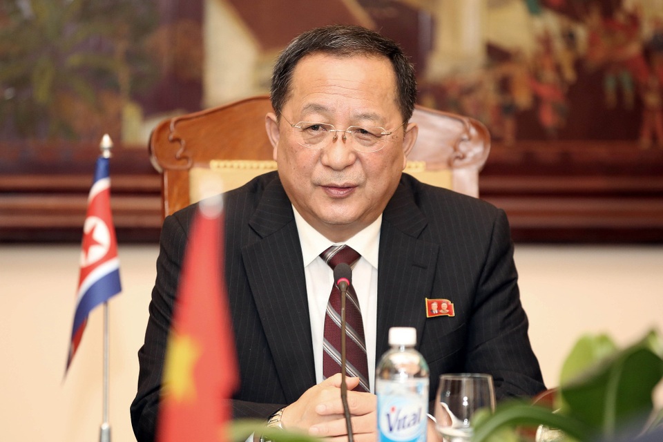 Sau lời khuyên của Mỹ, Triều Tiên học theo mô hình kinh tế Việt Nam? - 1
Ngoại trưởng Triều Tiên Ri Yong-ho trong cuộc họp với Bộ trưởng Ngoại giao Việt Nam Phạm Bình Minh tại Hà Nội ngày 30/11. (Ảnh: Reuters)