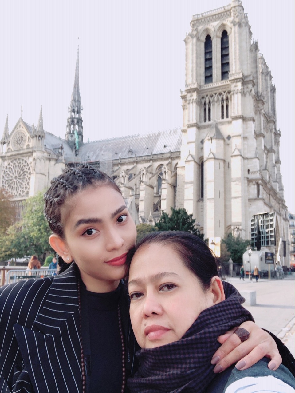 Chuyến đi còn có mẹ của Á hậu. Mẹ giống như một “vệ sĩ” đặc biệt của Trương Thị May nên chẳng có “đại gia” hay bất cứ cám dỗ nào của làng giải trí có thể tác động làm thay đổi cô.