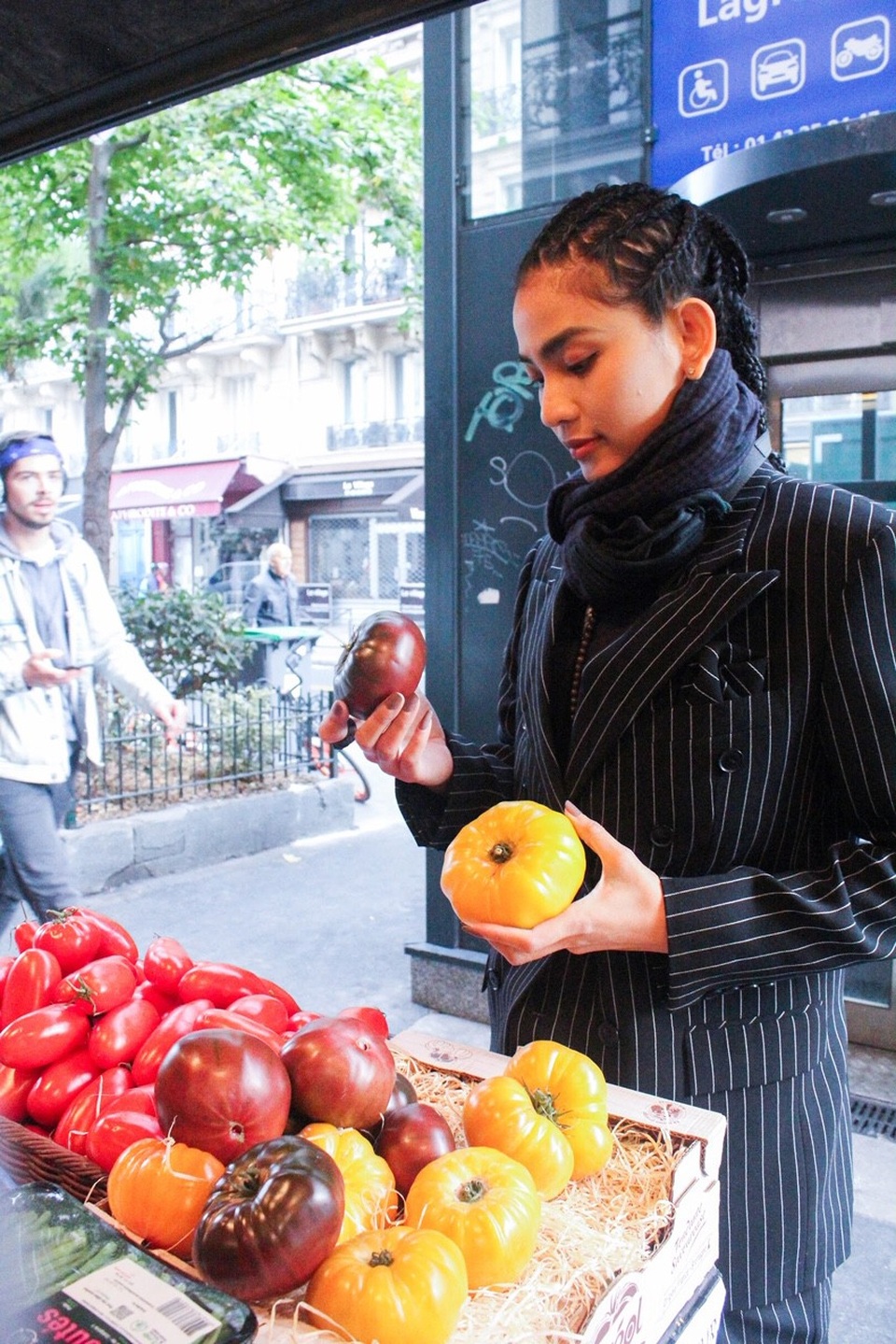 Không chỉ ghi lại những bức hình làm kỷ niệm, Trương Thị May cũng không quên tìm hiểu thật kỹ về lịch sử hình thành, trò chuyện cùng những người dân nơi đây và đặc biệt là ghi lại những kỷ niệm đẹp như một cách lưu nhớ những điều tuyệt vời khó quên.