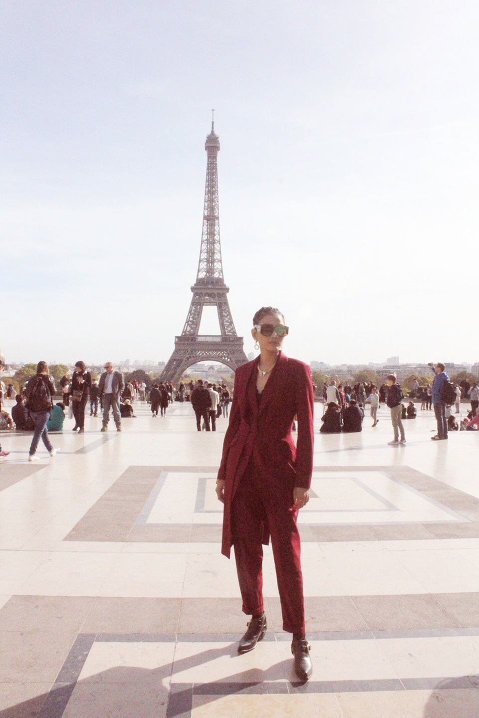 Tranh thủ thời gian rảnh rỗi, Trương Thị May đã đến thăm các địa danh nổi tiếng của Paris như tháp Eiffel,...