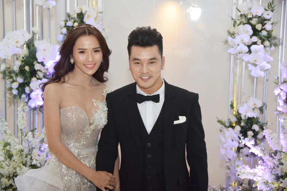 Không gian tiệc cưới lộng lẫy của Ưng Hoàng Phúc - Kim Cương - 1 Ưng Hoàng Phúc và Kim Cương xuất hiện trong lễ cưới với nụ cười tươi rạng rỡ và hạnh phúc.