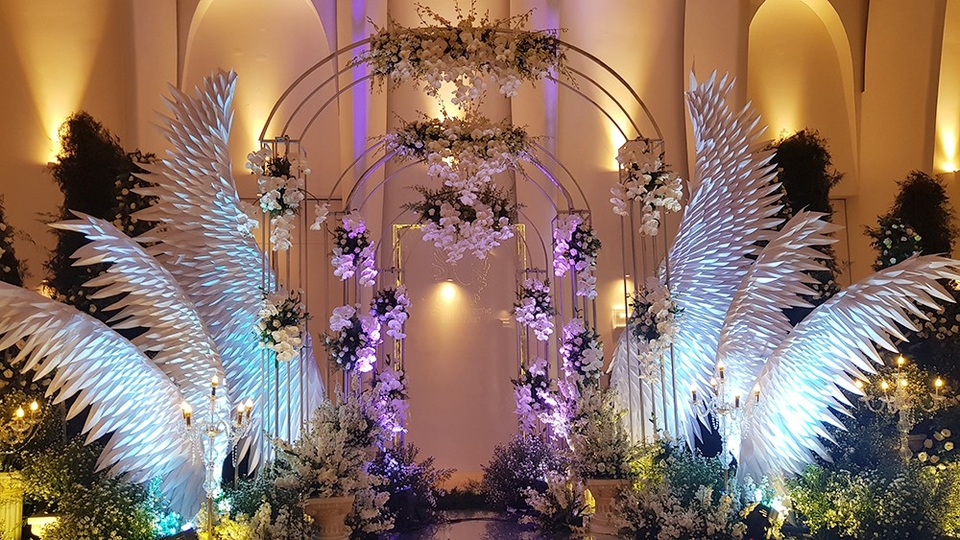 Không gian tiệc cưới lộng lẫy của Ưng Hoàng Phúc - Kim Cương - 6 Sảnh tiệc được trang trí như một toà lâu đài, với những cột tháp cao kiểu hoàng gia và đôi cánh chim ưng biểu tượng của nam ca sĩ Ưng Hoàng Phúc.