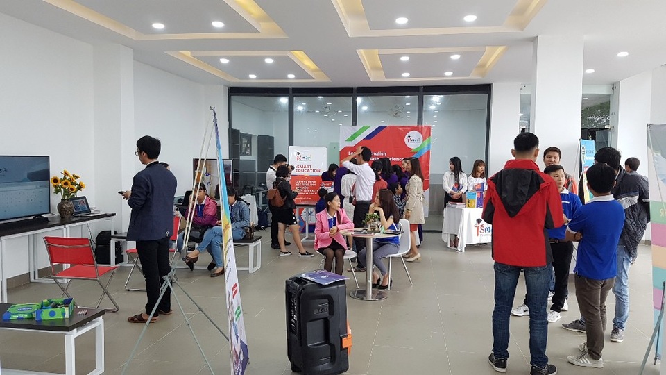 Xem robot thông minh Nhật Bản giao tiếp với con người - 3 Các sinh viên trường ĐH Phú Xuân hào hứng với triển lãm công nghệ