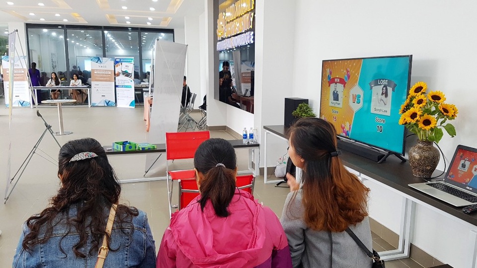 Xem robot thông minh Nhật Bản giao tiếp với con người - 5 Xem robot thông minh Nhật Bản giao tiếp với con người - 5