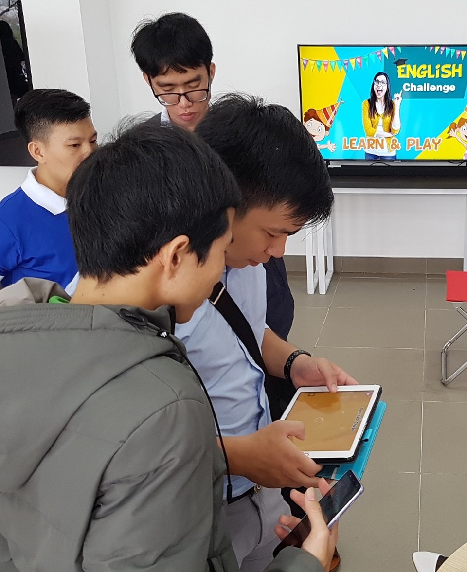 Xem robot thông minh Nhật Bản giao tiếp với con người - 6 Các bạn trẻ khám phá các ứng dụng công nghệ