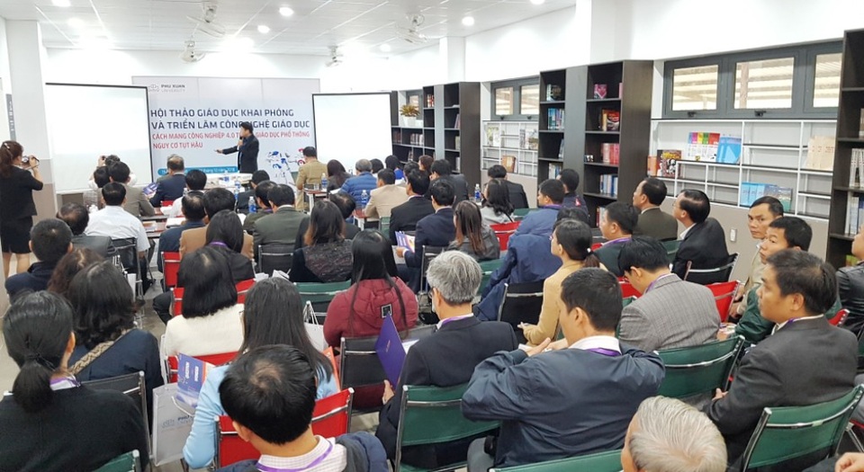 Xem robot thông minh Nhật Bản giao tiếp với con người - 1 Gần 100 hiệu trưởng, cán bộ giáo viên các trường THPT trên địa bàn miền Trung và nhiều nhà quản lý, doanh nghiệp về giáo dục tại Hội thảo
