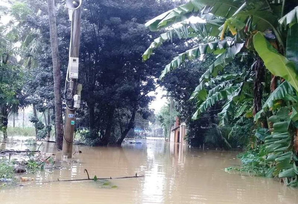 Nước lũ dâng cao chưa từng có trong vòng 20 năm qua - 8
Tung tâm thị trấn Bồng Sơn (huyện Hoài Nhơn) bị ngập nặng (ảnh Diệp Bảo Sương).