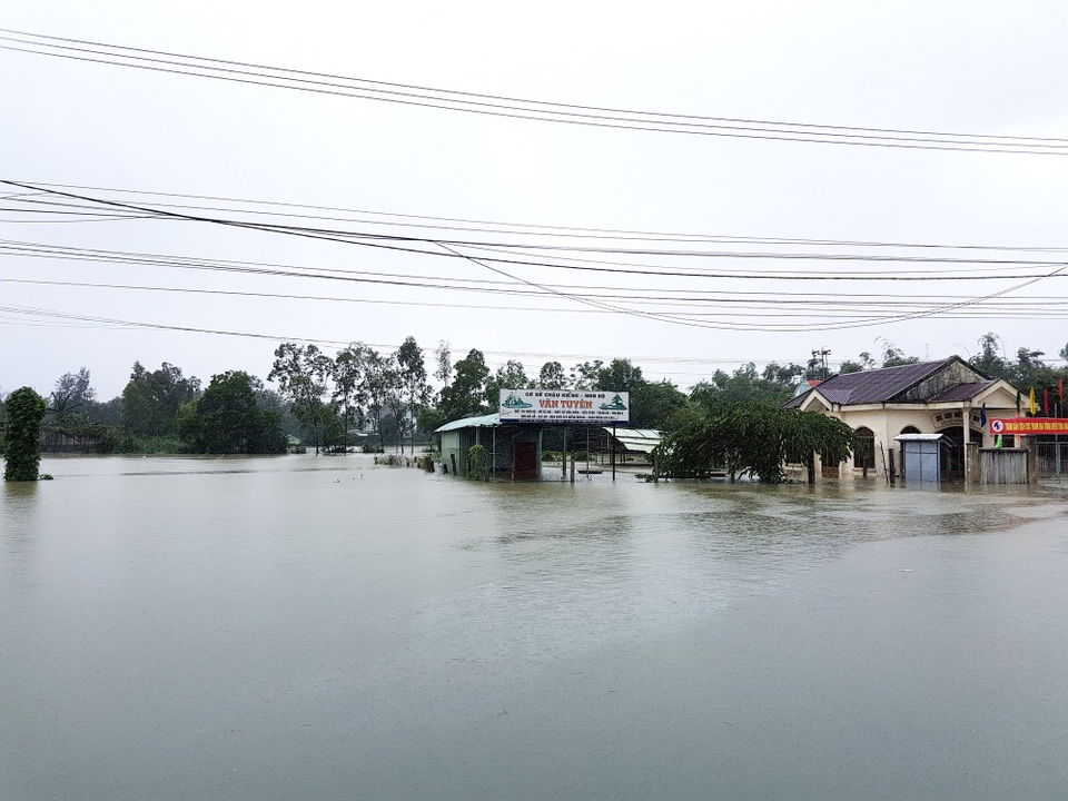 Quân đội huy động xe lội nước cứu dân khỏi vùng nước lũ - 1 Nhiều khu vực ở TP Tam Kỳ ngập nặng do mưa lớn từ đêm ngày 9/12 đến sáng ngày 10/12