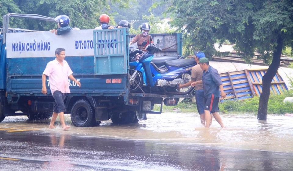 Nước lũ dâng cao chưa từng có trong vòng 20 năm qua - 7
Xe tải chở xe máy qua đoạn nước ngập sâu, người dân phải trả 30.000 - 50.000 đồng/xe máy.