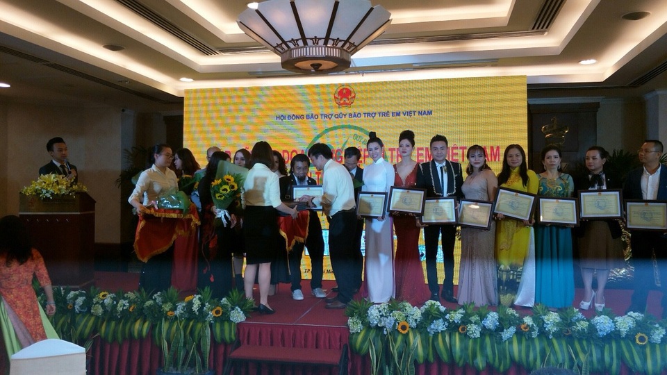Doanh nhân Nguyễn Hoàng Sang tham gia đấu giá thiện nguyện Vì trẻ em Việt Nam - 3 Ban lãnh đạo Quỹ Bảo trợ trẻ em Việt Nam 2018 trao bằng khen cho Doanh nhân Nguyễn Hoàng Sang.