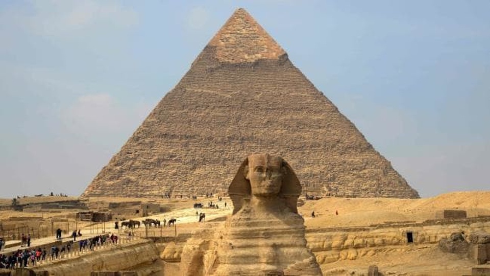 Cặp đôi du khách cởi đồ trần trụi trên đỉnh kim tự tháp Giza nổi tiếng - 2 Kim tự tháp là chốn linh thiêng, đồng thời là niềm tự hào của người dân Ai Cập