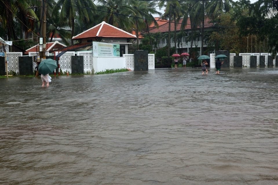 Du khách muốn đi vào trung tâm phố cổ phải lội bộ nhiều đoạn ngập nước
