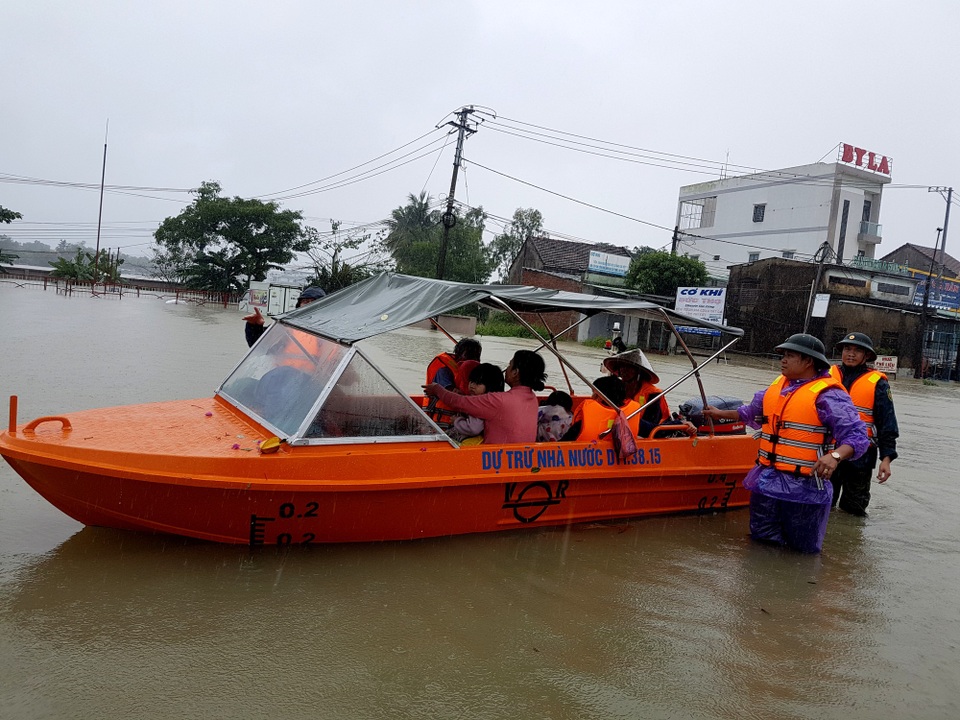 Quân đội huy động xe lội nước cứu dân khỏi vùng nước lũ - 3 Ca nô đưa người dân ở các xã trũng thấp lên vùng cao