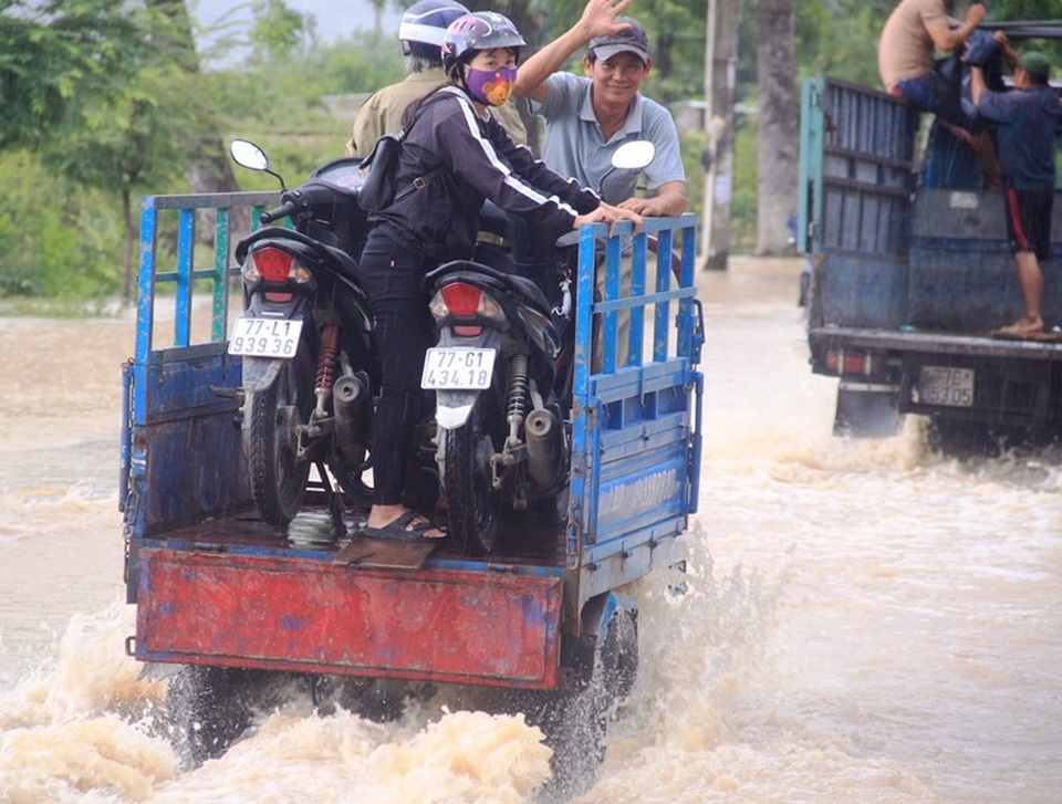 Nước lũ dâng cao chưa từng có trong vòng 20 năm qua - 1
Đường Hùng Vương (TP Quy Nhơn) đi các huyện bị ngập sâu.