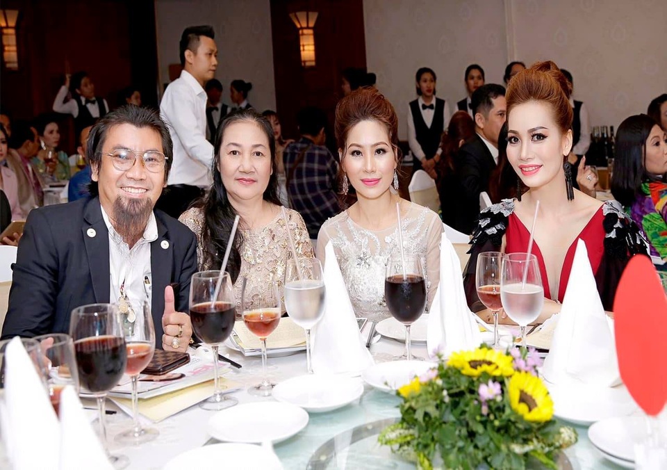 Doanh nhân Nguyễn Hoàng Sang tham gia đấu giá thiện nguyện Vì trẻ em Việt Nam - 5 Doanh nhân Nguyễn Hoàng Sang, Doanh nhân Phạm Nga, Doanh nhân Trần Nguyệt cùng Á hậu Phạm thị Thúy Anh.