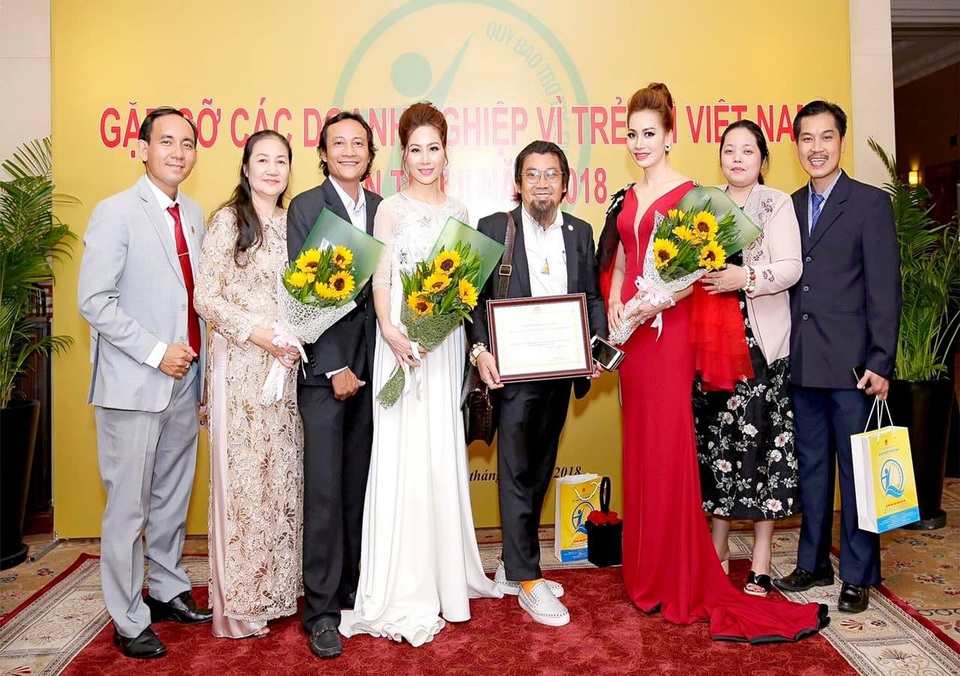 Doanh nhân Nguyễn Hoàng Sang tham gia đấu giá thiện nguyện Vì trẻ em Việt Nam - 4 Doanh nhân Nguyễn Hoàng Sang chụp hình lưu niệm tại Quỹ Bảo trợ trẻ em Việt Nam 2018.