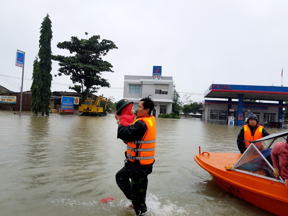 Quân đội huy động xe lội nước cứu dân khỏi vùng nước lũ - 4 Quân đội huy động xe lội nước cứu dân khỏi vùng nước lũ - 4