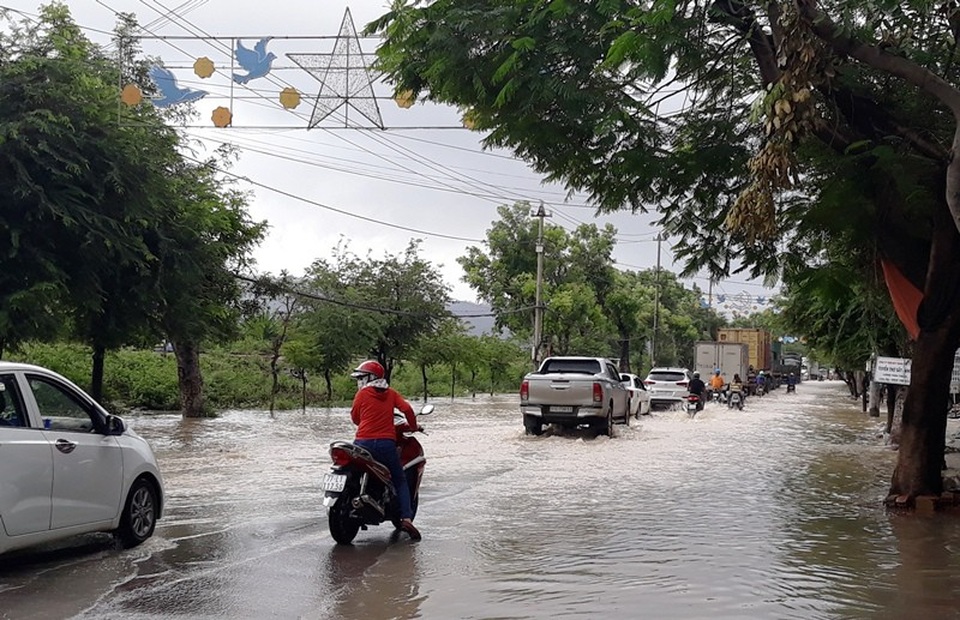 Nước lũ dâng cao chưa từng có trong vòng 20 năm qua - 6 Đường Hùng Vương (TP Quy Nhơn) bị ngập nặng.