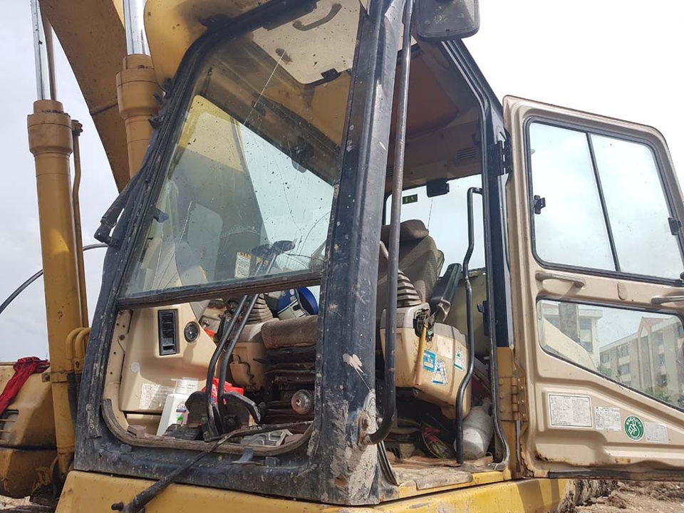 Nghi xe cuốc múc trúng mìn gây nổ, 2 người bị thương - 1 Kính trên xe cuốc bị vỡ văng trúng chỉ huy công trình khiến anh này bị thương