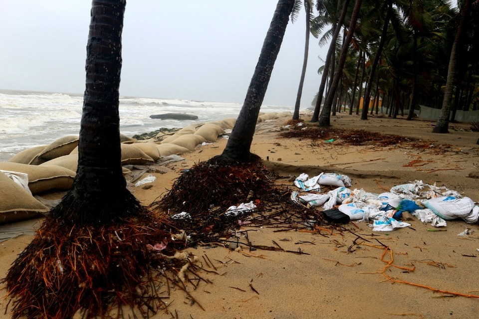 
Sóng lớn đánh liên tục vào bờ biển Cửa Đại gây lở một số điểm
