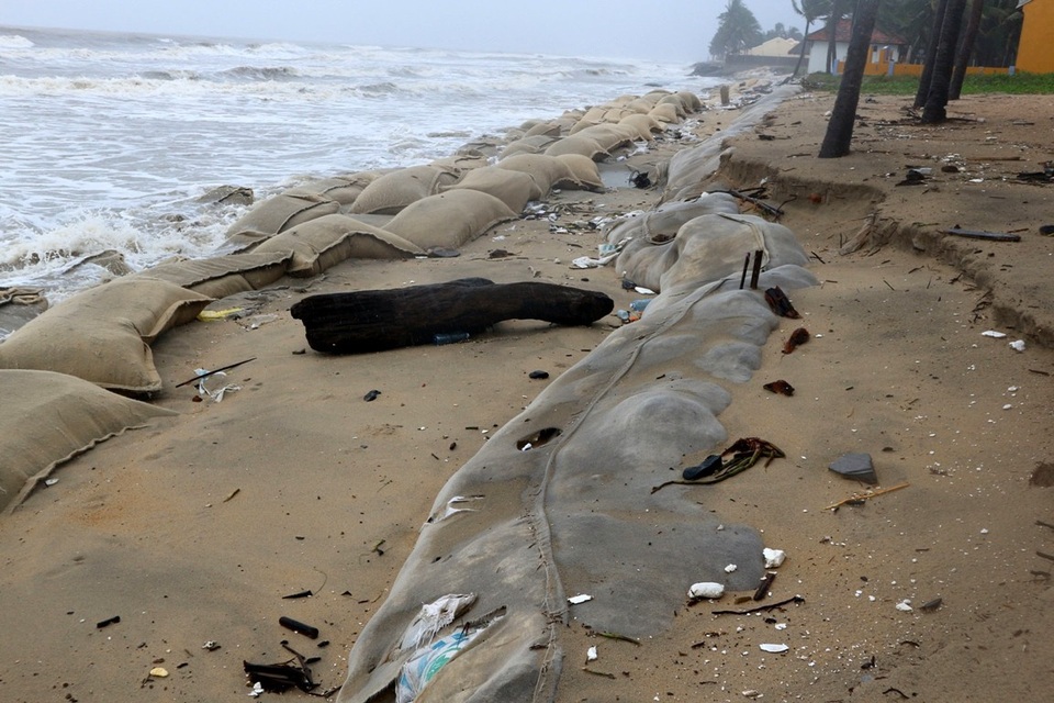 Nhiều đoạn kè bằng bao cát cũng bị “uy hiếp” bởi sóng lớn. Dịch vụ du lịch biển bị ngưng trệ, nhiều nhà hàng phải đóng cửa