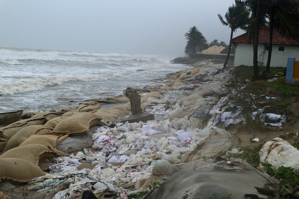 Sóng lớn cũng uy hiếp đến kè biển Cửa Đại vừa mới gia cố, sửa chữa