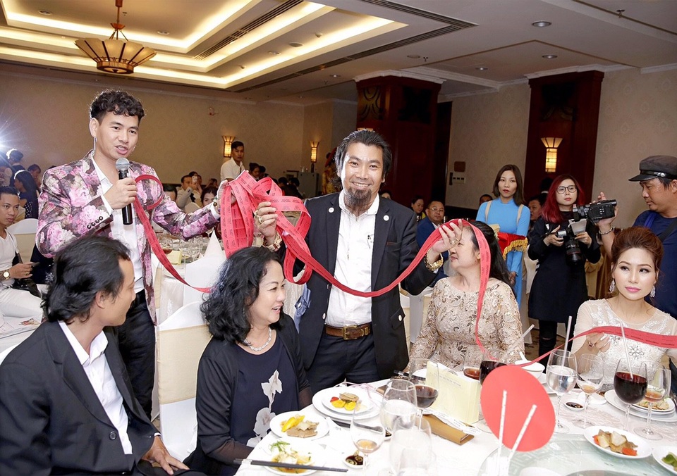Doanh nhân Nguyễn Hoàng Sang tham gia đấu giá thiện nguyện Vì trẻ em Việt Nam - 1 Doanh nhân Nguyễn Hoàng Sang rút Phiếu đỏ (phiếu từ thiện) nhận kết quả được 198 phiếu.
